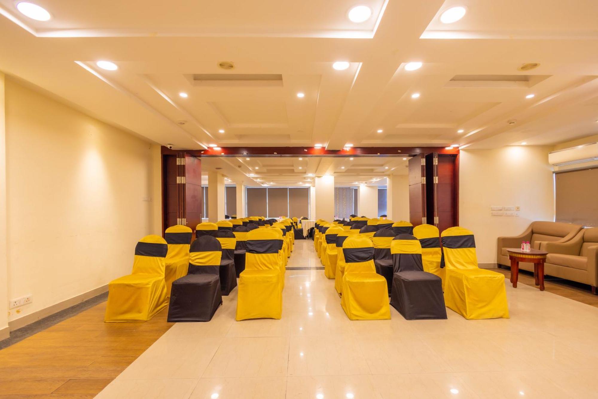 Отель Crestmont Ashapurna Jaipur, Banipark Экстерьер фото