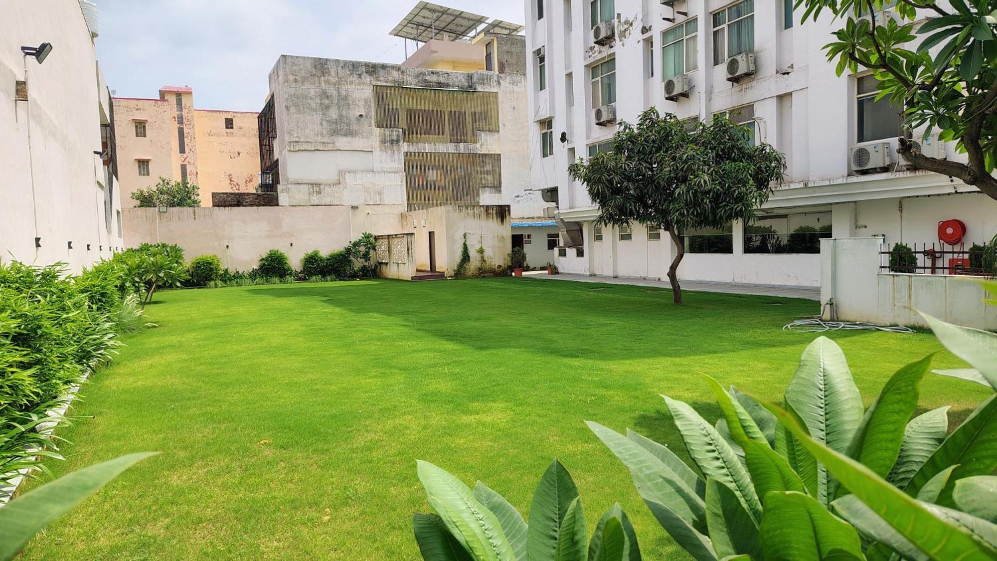 Отель Crestmont Ashapurna Jaipur, Banipark Экстерьер фото