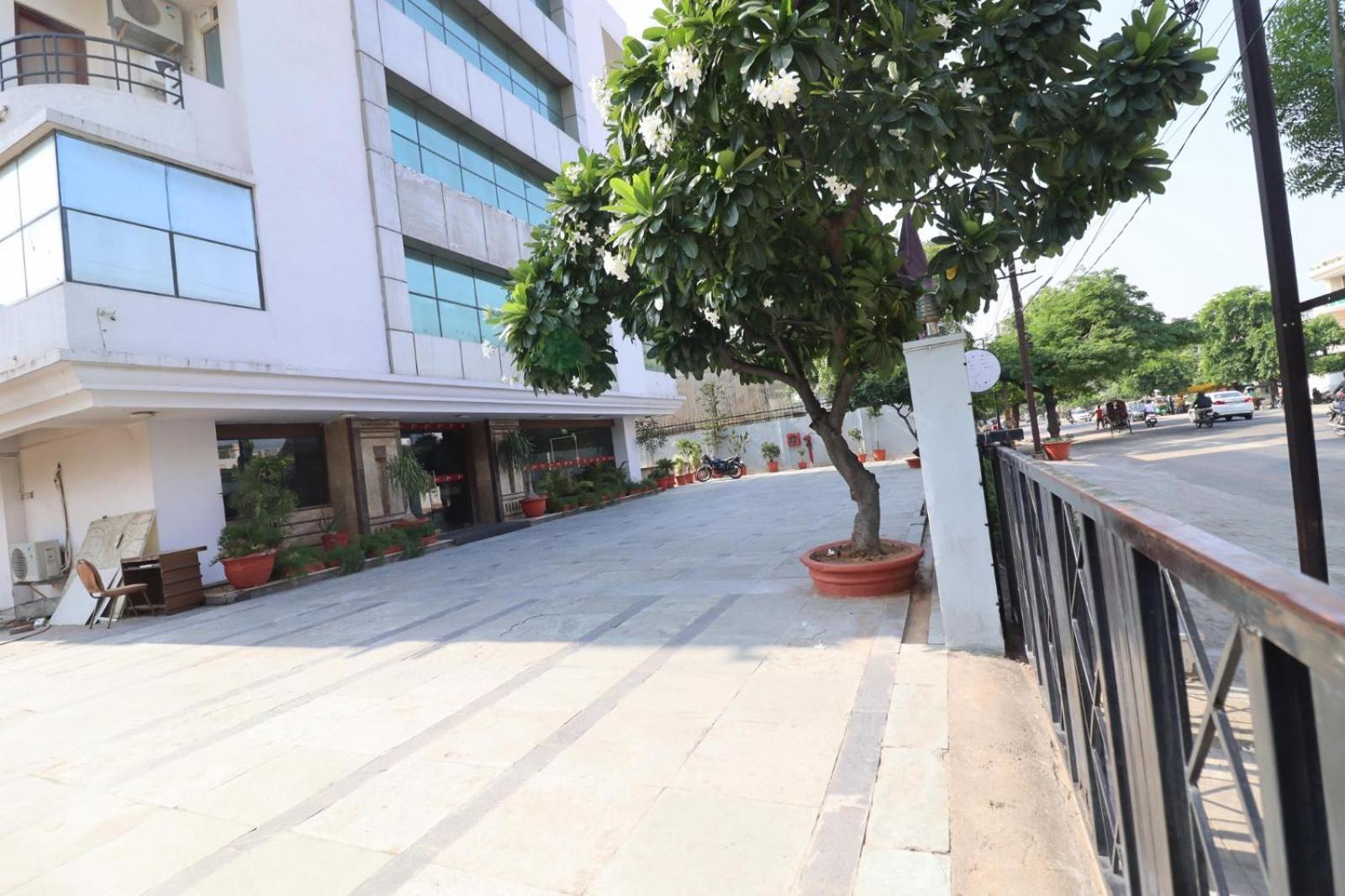 Отель Crestmont Ashapurna Jaipur, Banipark Экстерьер фото
