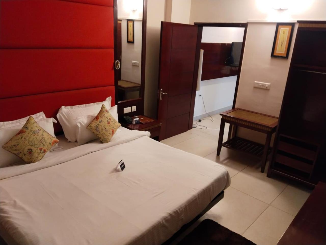 Отель Crestmont Ashapurna Jaipur, Banipark Экстерьер фото